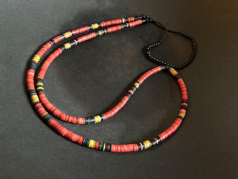 Halsband av gamla afrikanska heishi-pärlor i vulkanit med mattsvart glas bild 3