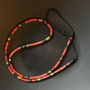 Halsband av gamla afrikanska heishi-pärlor i vulkanit med mattsvart glas bild 1