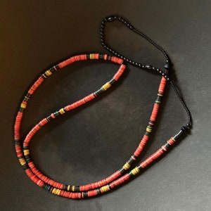 Halsband av gamla afrikanska heishi-pärlor i vulkanit med mattsvart glas bild 6