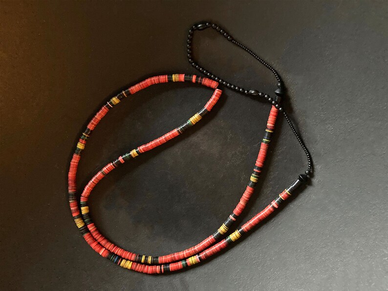 Halsband av gamla afrikanska heishi-pärlor i vulkanit med mattsvart glas bild 6
