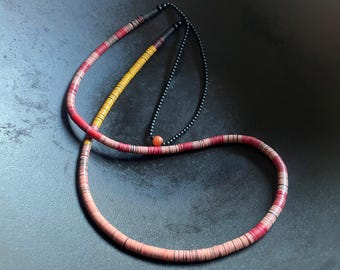 Halsband av gamla afrikanska heishi-pärlor i vulkanit med mattsvart glas