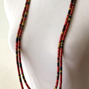 Halsband av gamla afrikanska heishi-pärlor i vulkanit med mattsvart glas bild 2