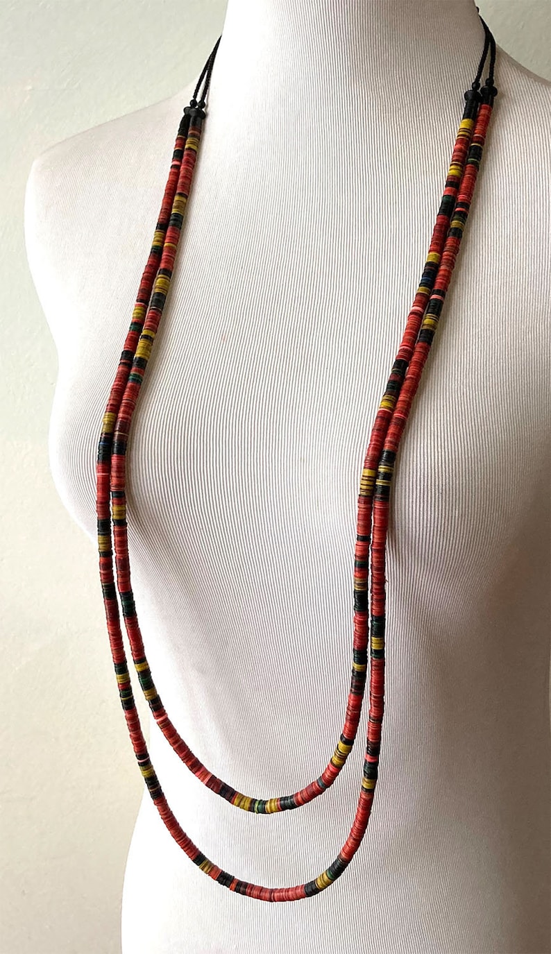Halsband av gamla afrikanska heishi-pärlor i vulkanit med mattsvart glas bild 2