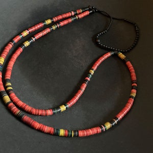 Halsband av gamla afrikanska heishi-pärlor i vulkanit med mattsvart glas bild 4