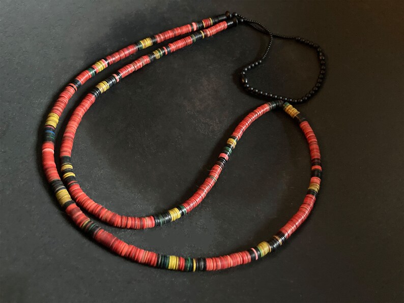 Halsband av gamla afrikanska heishi-pärlor i vulkanit med mattsvart glas bild 4