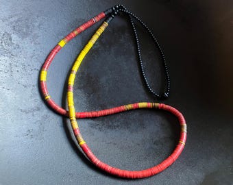 Halsband av gamla afrikanska heishi-pärlor i vulkanit med mattsvart glas