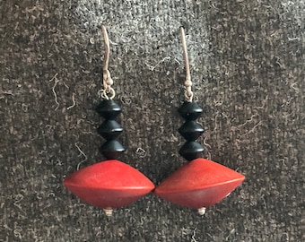 Ohrringe aus Sterlingsilber Holz und Glas, schwarz-rote Abakus-Statements