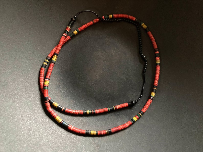 Halsband av gamla afrikanska heishi-pärlor i vulkanit med mattsvart glas bild 5