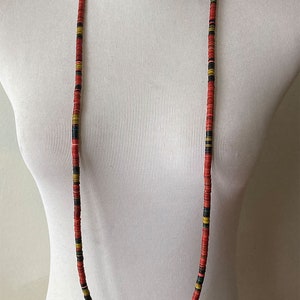 Halsband av gamla afrikanska heishi-pärlor i vulkanit med mattsvart glas bild 8