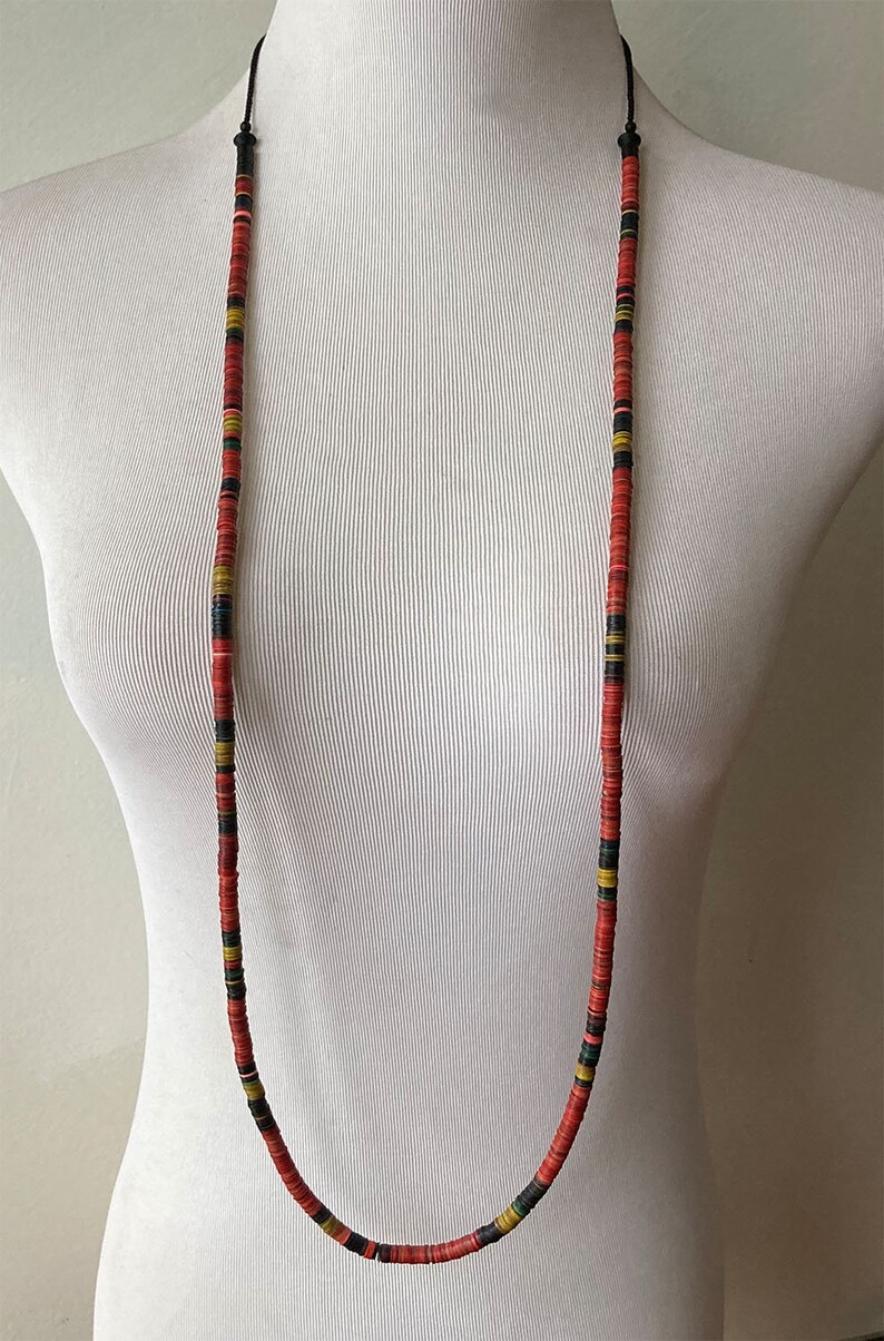 Halsband av gamla afrikanska heishi-pärlor i vulkanit med mattsvart glas bild 8