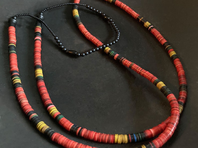 Halsband av gamla afrikanska heishi-pärlor i vulkanit med mattsvart glas bild 7