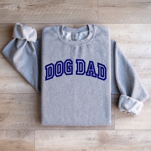 Perro papá bordado sudadera personalizada / bordado de letras colegiadas / regalo del día del padre / regalo de los amantes de los perros / sudadera Gildan 1800 Crewneck