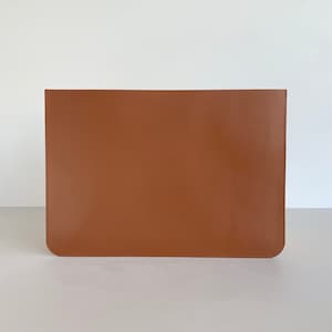 Housse minimaliste personnalisée pour ordinateur portable en cuir beige faite main, housse MacBook, housse pour iPad, housse en cuir marron pour MacBook