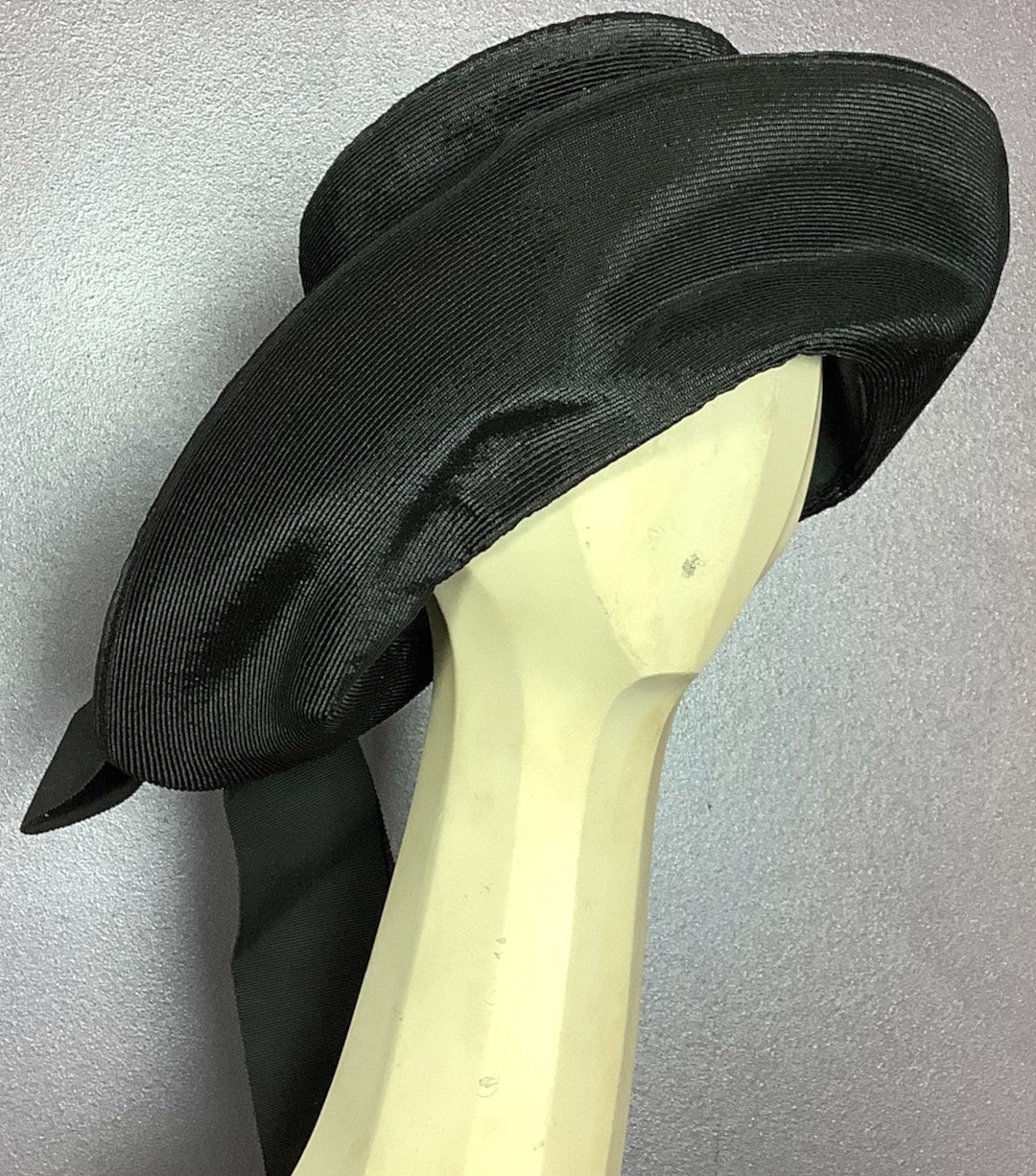 Chapeau Vintage Christian Dior - Modèle Lazarus Paris, Taille 22, Points Rouges, Occasion élégant