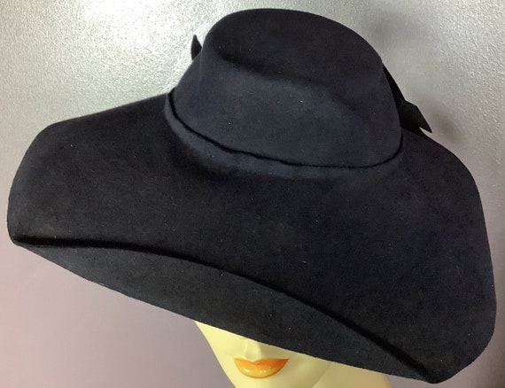 Vintage 1940s Ladies Black Hat with Brim - image 1