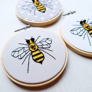 Bee hand Embroidery Kit, Stitch kit, Craft Kit, Embroidery kits, bee gift, embroidery hoop, lockdown activity, mindful activity gift PLAIN GREY fabric