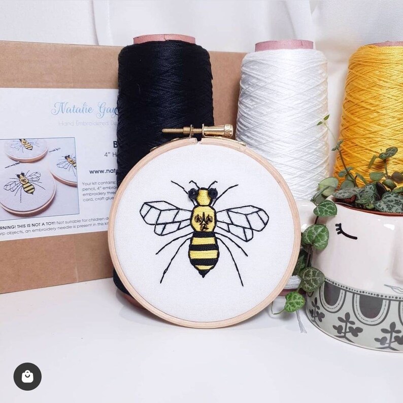 Bee hand Embroidery Kit, Stitch kit, Craft Kit, Embroidery kits, bee gift, embroidery hoop, lockdown activity, mindful activity gift WHITE fabric