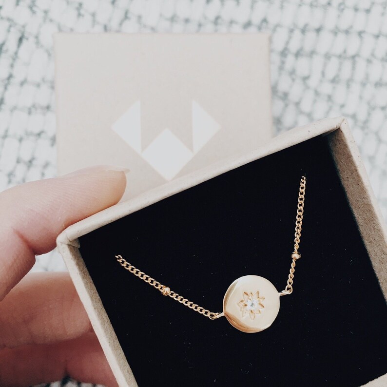 Circular Gold Bracelet Quartz Bracelet Delicate Chain Bracelet Gold Gold Clear Quartz Central Jewel Bracelet 18ct Gold Chain Bracelet