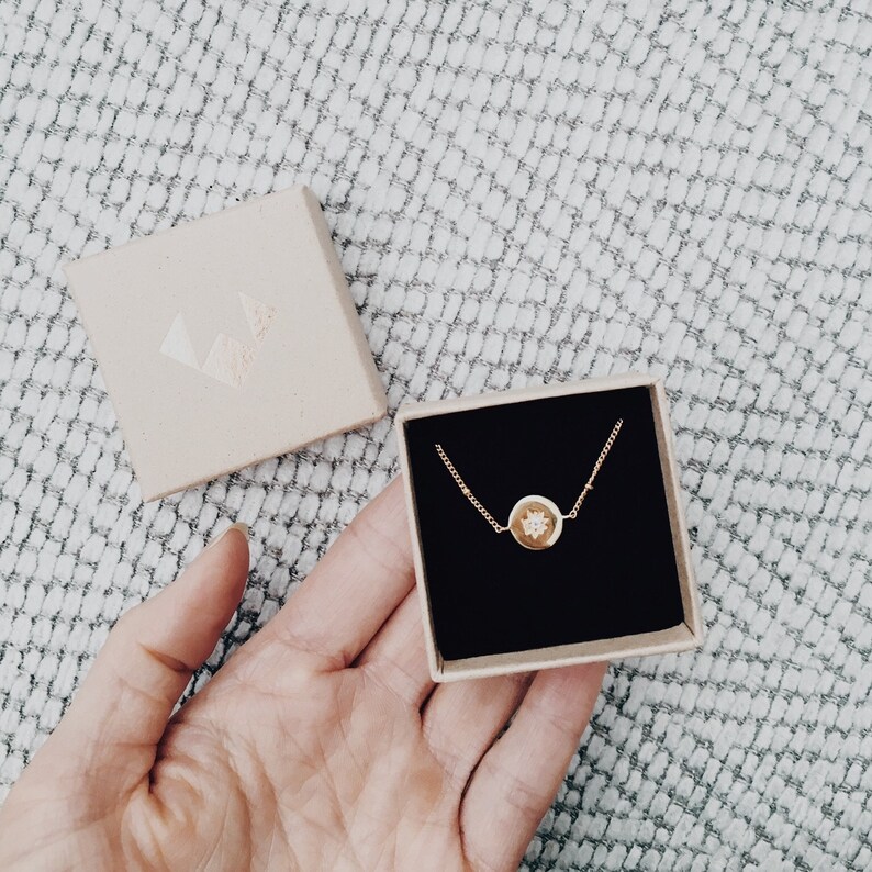 Circular Gold Bracelet Quartz Bracelet Delicate Chain Bracelet Gold Gold Clear Quartz Central Jewel Bracelet 18ct Gold Chain Bracelet