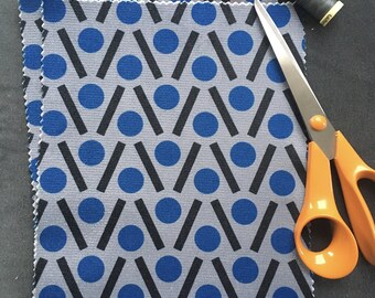 Blauwe geometrische fluwelen stof: moderne bekleding uit het midden van de eeuw (FR)