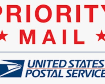 Op de afbeelding: Rood en wit logo voor Priority Mail, een service van de United States Postal Service.