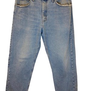 Peut inclure: Un jean en denim bleu clair avec un style classique &agrave; cinq poches. Le jean a une jambe droite et une coupe d&eacute;contract&eacute;e.