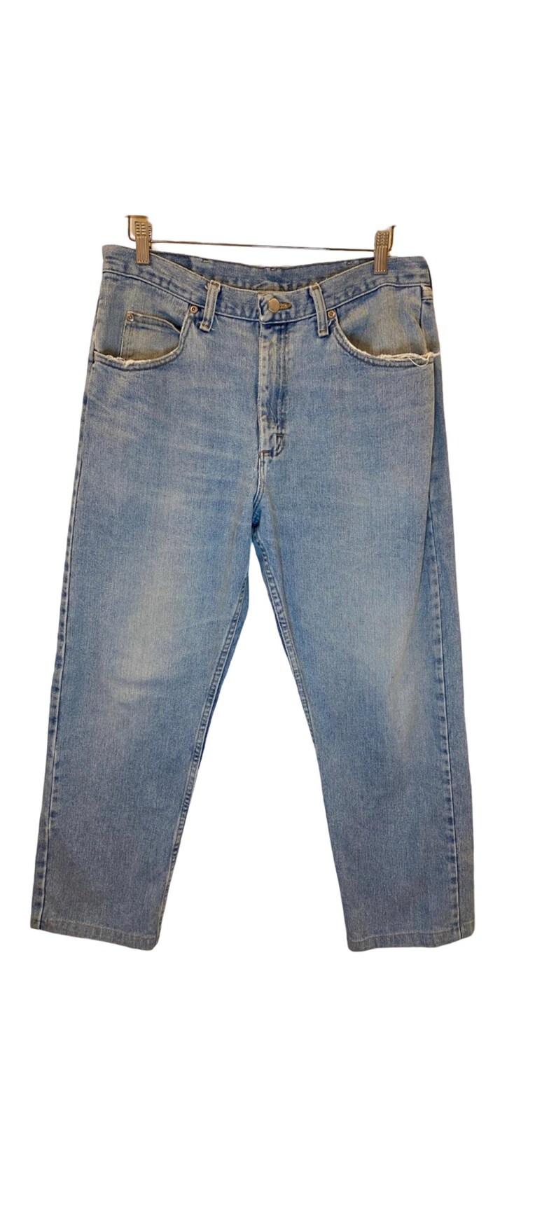 Peut inclure: Un jean en denim bleu clair avec un style classique &agrave; cinq poches. Le jean a une jambe droite et une coupe d&eacute;contract&eacute;e.