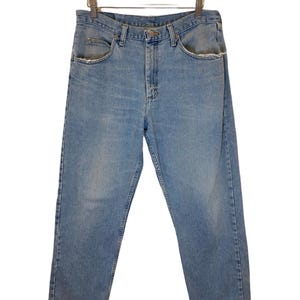 Peut inclure: Un jean en denim bleu clair avec une coupe droite classique.