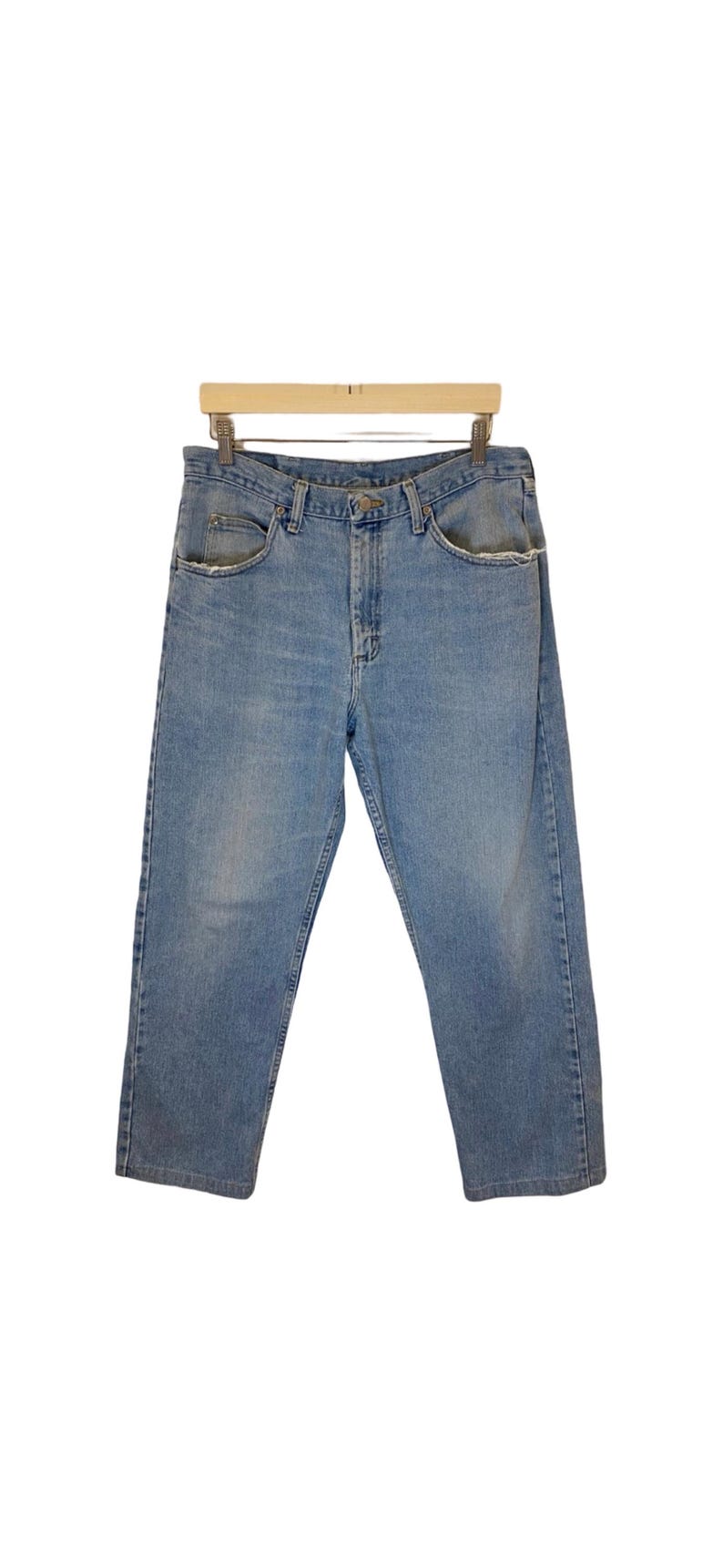 Peut inclure: Un jean en denim bleu clair avec une coupe droite classique.