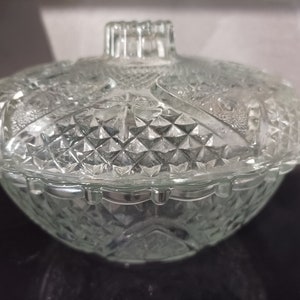 Adorable boite Sucrier Bonbonnière En Verre Taillé Motifs Cœurs Vintage