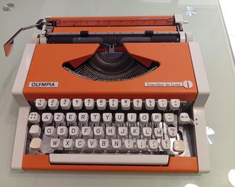 Machine à écrire Olympia Traveller de Luxe : orange vintage