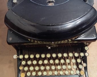 Macchina da scrivere Underwood Noiseless modello 6 nera, prodotta negli Stati Uniti.