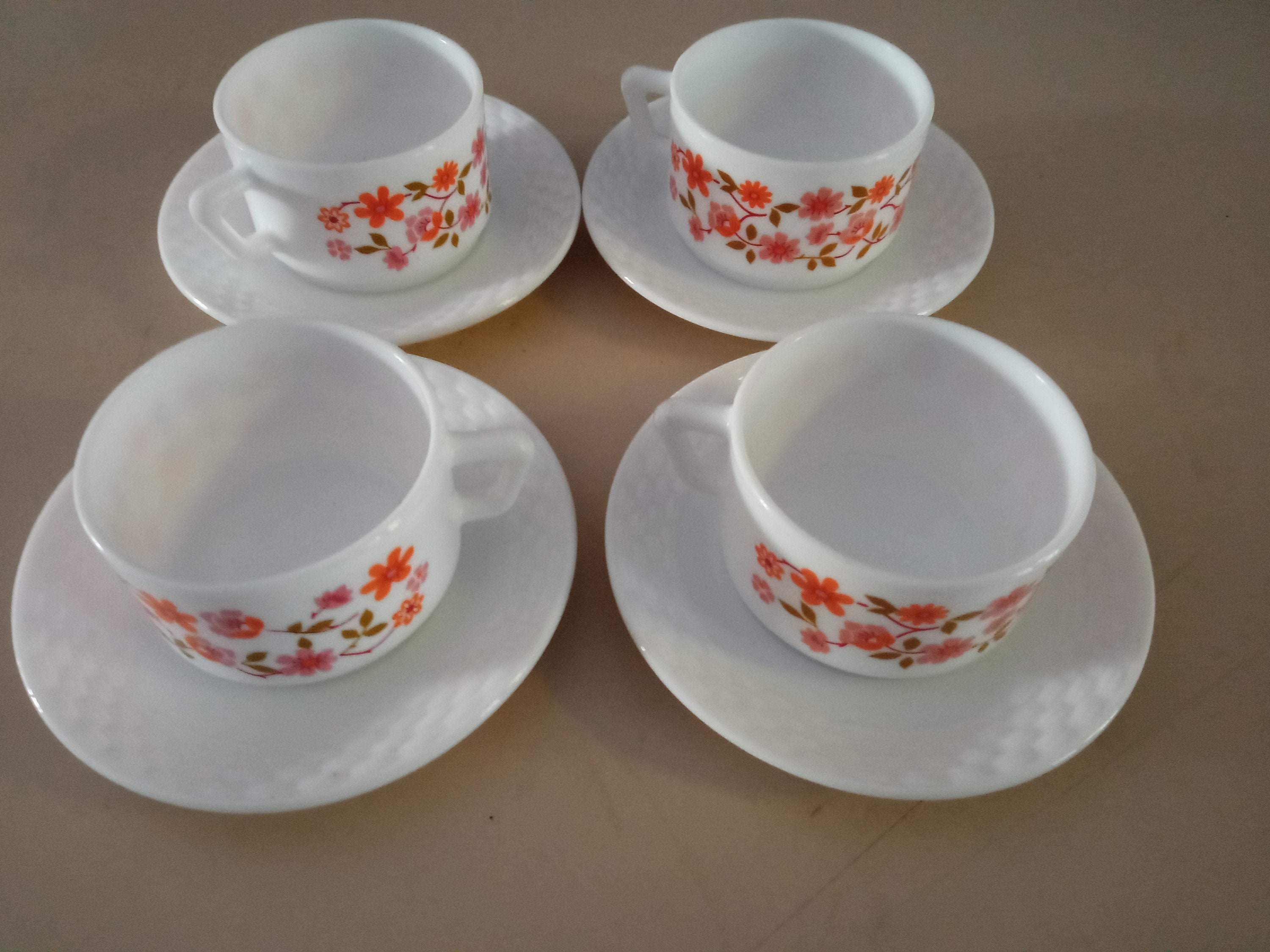 Lot De 4 Tasses Et Sous-tasses Arcopal Vintage - Motif Carreaux Vert Et Rouge Années 70