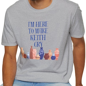 Puede incluir: Una camiseta gris con el texto "I'm here to make Keith cry" en letras azules. El texto está rodeado por una fila de cerámica colorida.