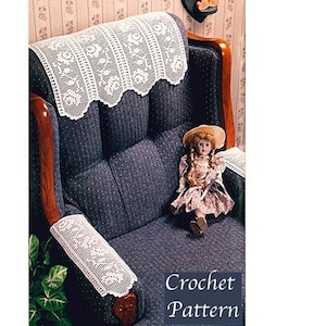 Op de afbeelding: Witte gehaakte stoelarmleuningen en rugleuning met een gegolfde rand. De gehaakte hoezen zijn op een blauwe fauteuil met een pop die op de zitting zit. De tekst "Crochet Pattern" staat onderaan de afbeelding.