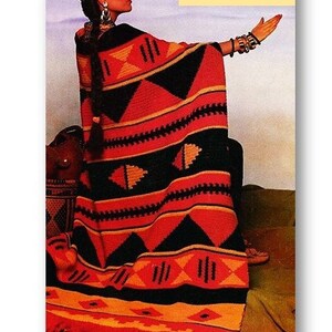 Op de afbeelding: Haakpatroon voor een kleurrijk deken met geometrische patronen in rood, oranje, geel, zwart en wit. Het deken heeft een franje rand.