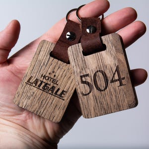 Personalizable Keychain from wood and leather with engraved text, logo or numbers for hotel, guest house, Custom wooden key chain, leather