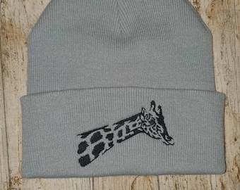 Gorro de invierno acrílico personalizable con jirafa bordada