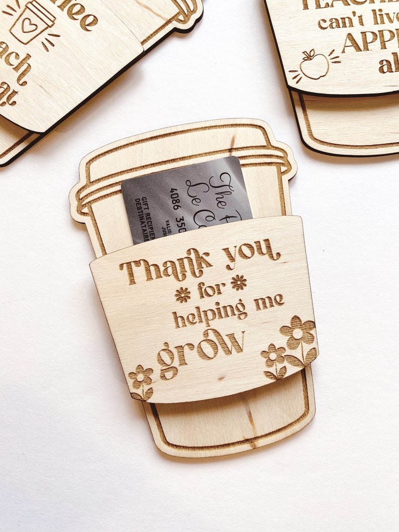 Puede incluir: Etiqueta de regalo de madera en forma de taza de caf&eacute; con el texto "Gracias * por * ayudarme a crecer" y una ranura para una tarjeta de regalo. La etiqueta est&aacute; decorada con peque&ntilde;os dise&ntilde;os de flores.