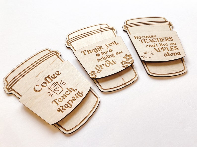 Puede incluir: Tres etiquetas de regalo de madera en forma de taza de caf&eacute; con diferentes lemas. La primera etiqueta dice "Coffee Teach Repeat". La segunda etiqueta dice "Gracias * por * ayudarme a crecer". La tercera etiqueta dice "Porque los PROFESORES no pueden vivir solo de MANZANAS".