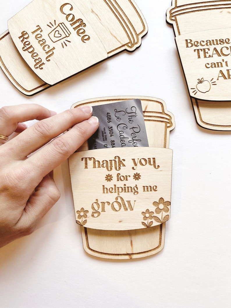 Puede incluir: Etiqueta de regalo de madera en forma de taza de caf&eacute; con el texto "Gracias por ayudarme a crecer" y un peque&ntilde;o dise&ntilde;o floral. La etiqueta est&aacute; dise&ntilde;ada para contener una tarjeta de regalo o dinero.