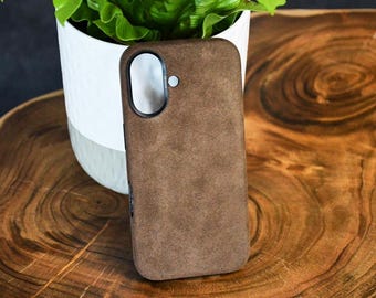 Alcantara iPhone 16+ Hülle: Veganes Wildleder, MagSafe kompatibel, personalisierbar