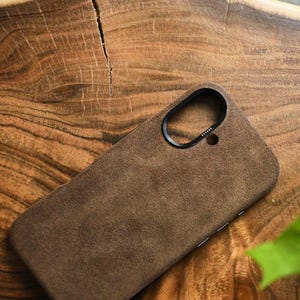 Alcantara iPhone 16+-hoesje: veganistisch suède, MagSafe-compatibel, gepersonaliseerd