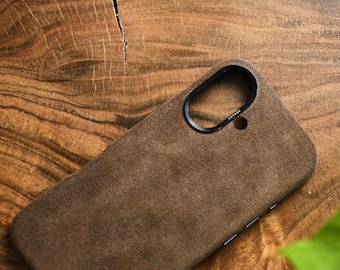 Alcantara iPhone 16+ Hülle: Veganes Wildleder, MagSafe kompatibel, personalisierbar
