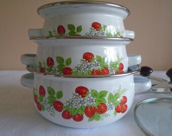 pretty set enamel mini pans strawberry design