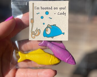 Fishing Valentine // Kids Valentines // Classroom Valentines // Hooked on You Valentine // Crayon Valentines // Kids Valentine Ideas
