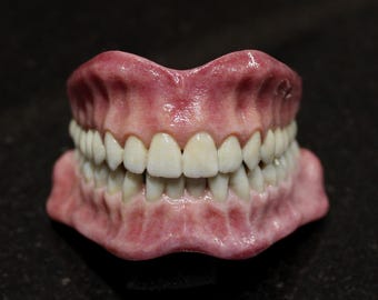 Dientes blancos perlados - Juego de dientes realistas para efectos especiales – Dientes acrílicos falsos para escultura, cine, efectos especiales y joyería. No aptos para uso bucal.