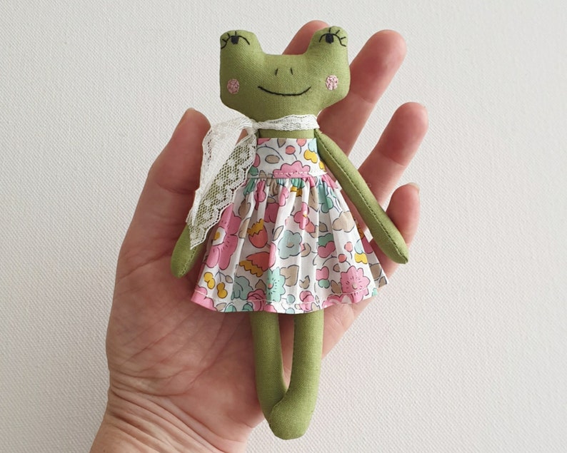 Frog Doll Sewing Pattern and Tutorial. Mini Froggy Doll PDF - Etsy