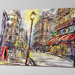 Pode incluir: Uma pintura colorida de uma cena de rua parisiense com uma marquise vermelha sobre um caf&eacute;, um poste de luz e pessoas passando. Os edif&iacute;cios s&atilde;o pintados em uma variedade de cores, incluindo amarelo, laranja e vermelho.
