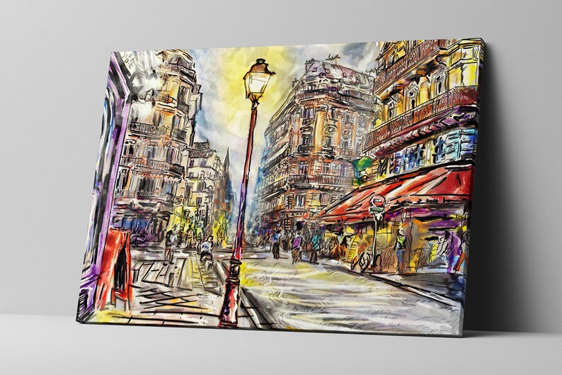 Pode incluir: Uma pintura colorida de uma cena de rua parisiense com uma marquise vermelha sobre um caf&eacute;, um poste de luz e pessoas passando. Os edif&iacute;cios s&atilde;o pintados em uma variedade de cores, incluindo amarelo, laranja e vermelho.